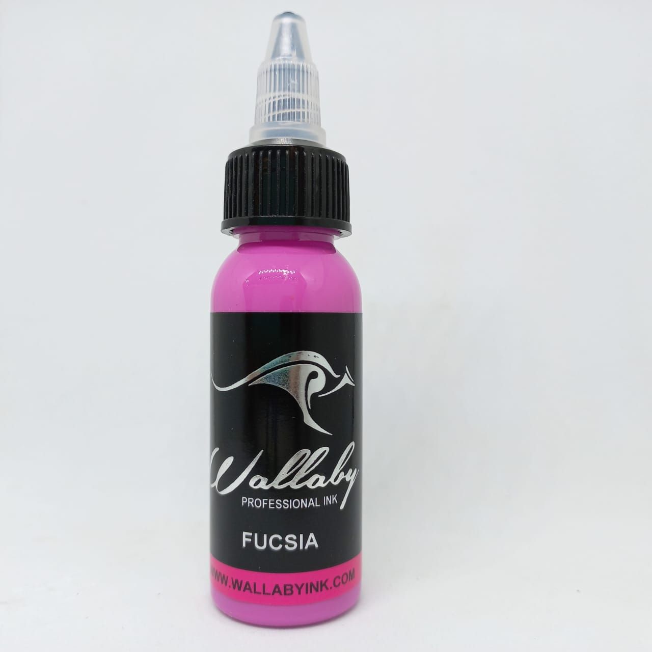 Botella de e-líquido Pink Walaby con etiqueta negra y tapón cuentagotas sobre fondo blanco