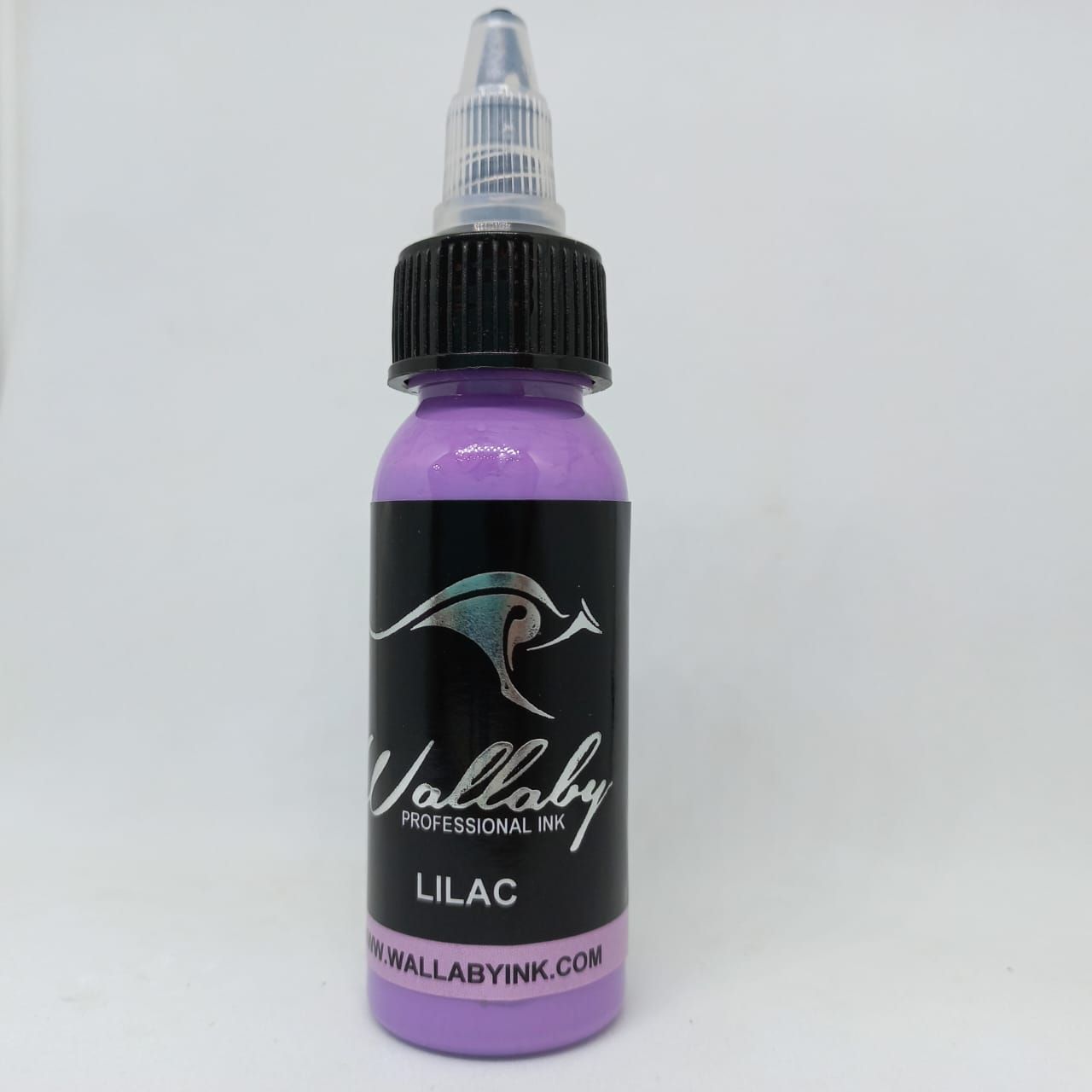 Frasco de tinta Purple Wallaby etiquetado como “Lilac”, con tapa negra y cuentagotas