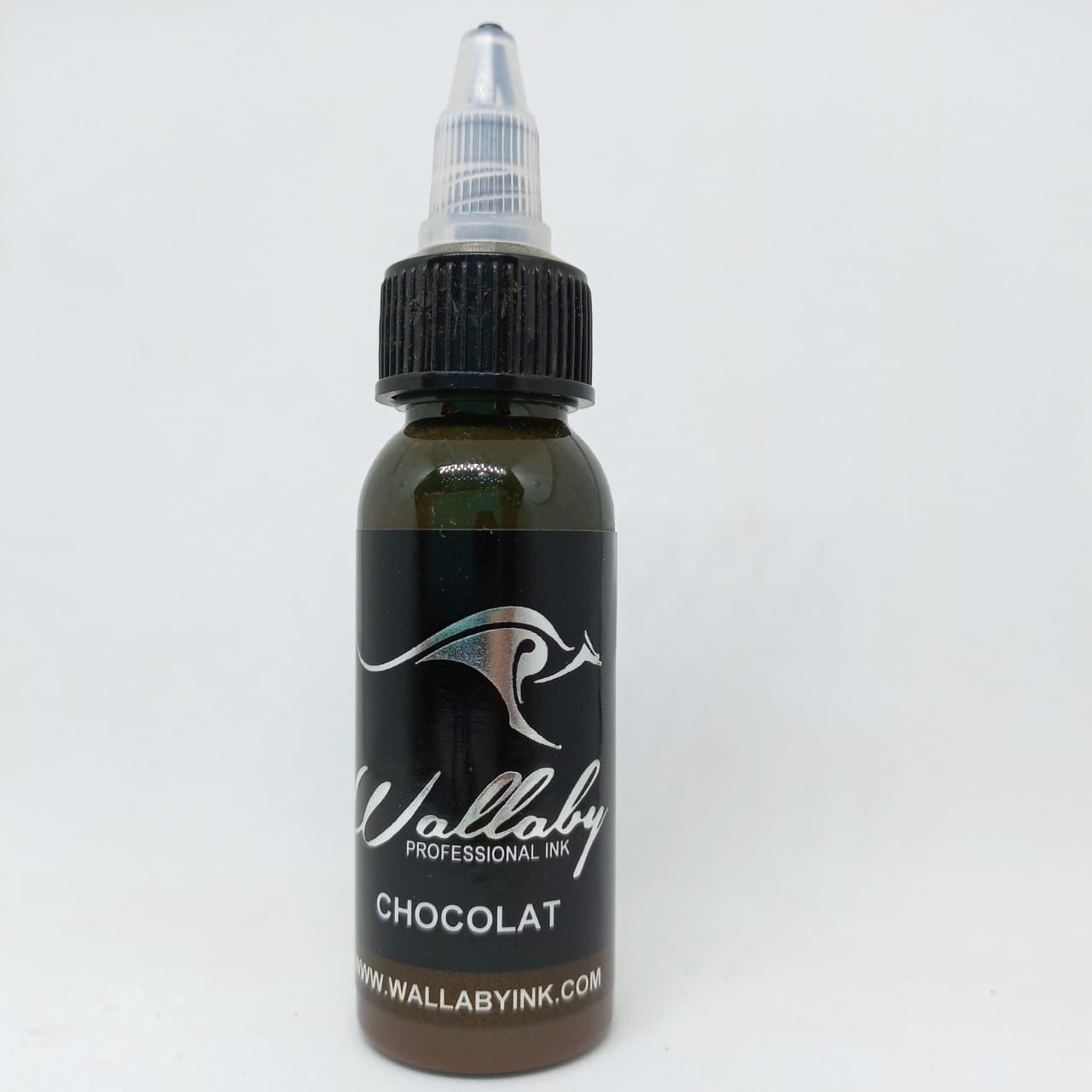 Pequeño frasco marrón de líquido para vapear con sabor a chocolate, con cuentagotas y etiqueta negra, sobre fondo blanco