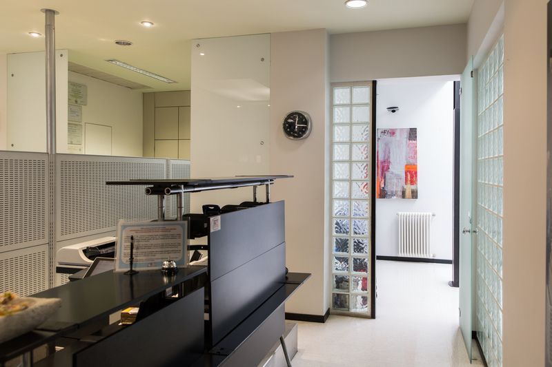 Studio dentistico con una poltrona odontoiatrica