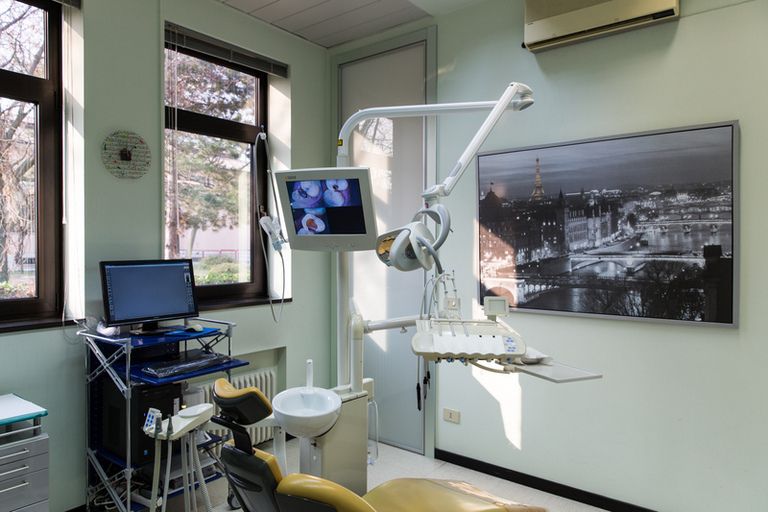 Uno studio dentistico con una poltrona odontoiatrica e un monitor