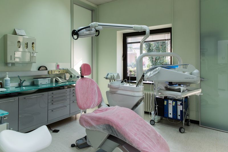 Studio dentistico con una poltrona odontoiatrica