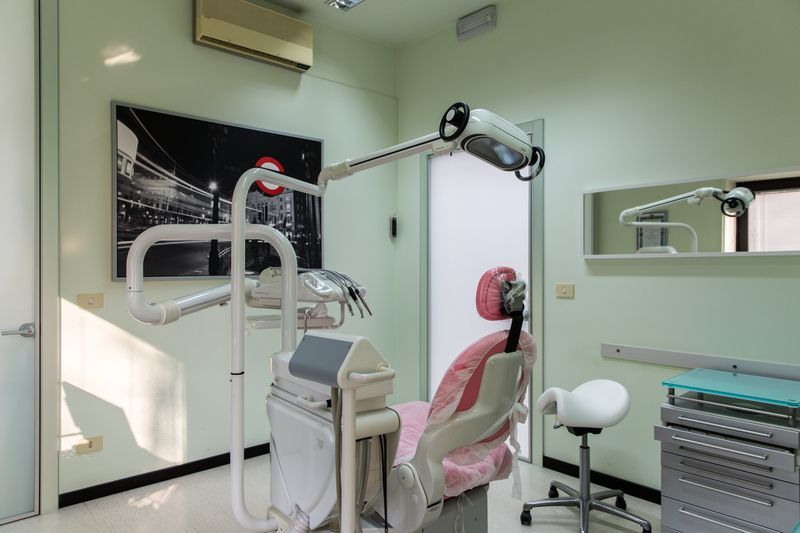 Studio dentistico con una poltrona odontoiatrica