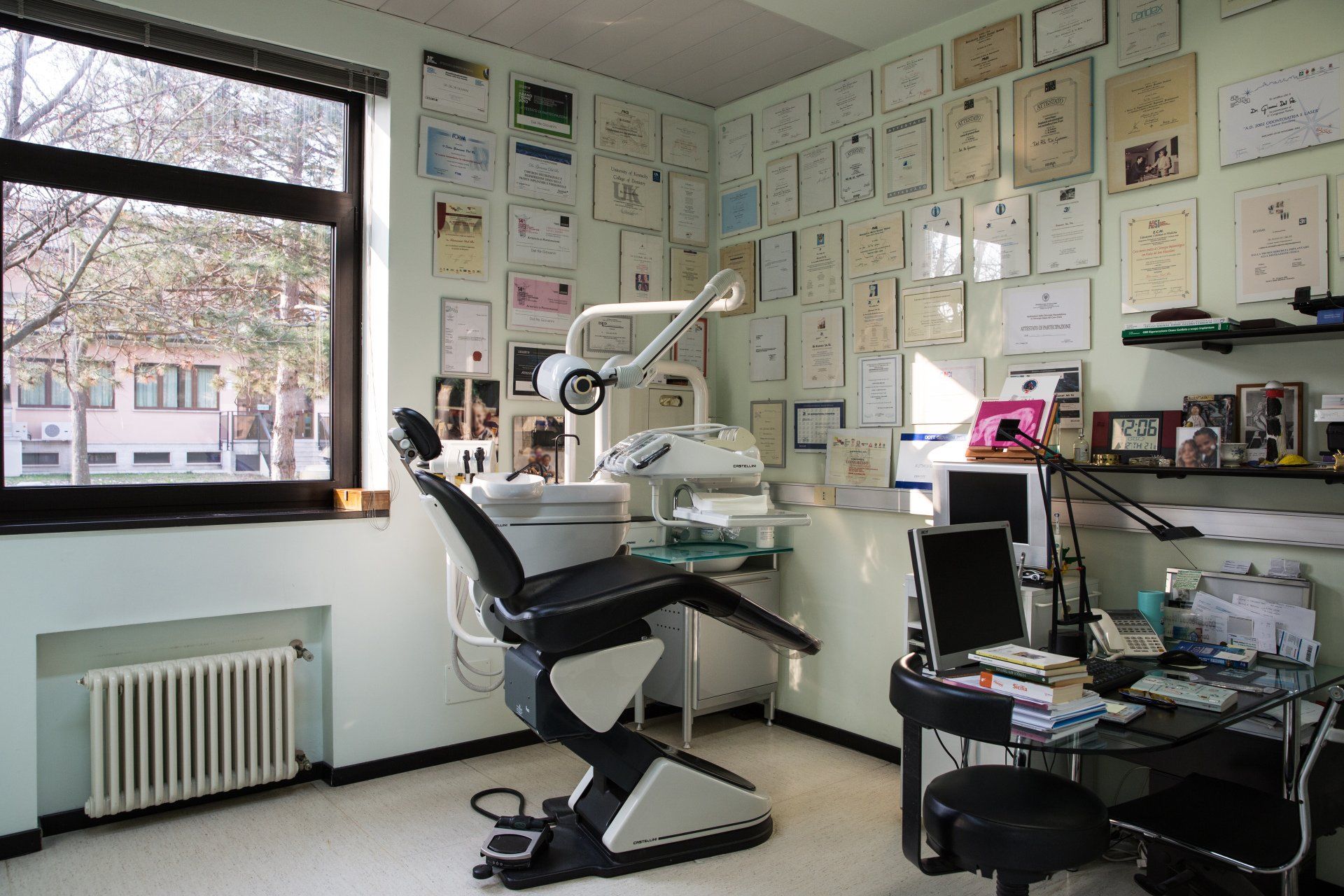 Uno studio dentistico con una poltrona odontoiatrica e una scrivania