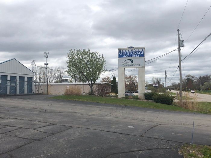 A parking lot with a sign that says ' stealth & sea ' on it.
