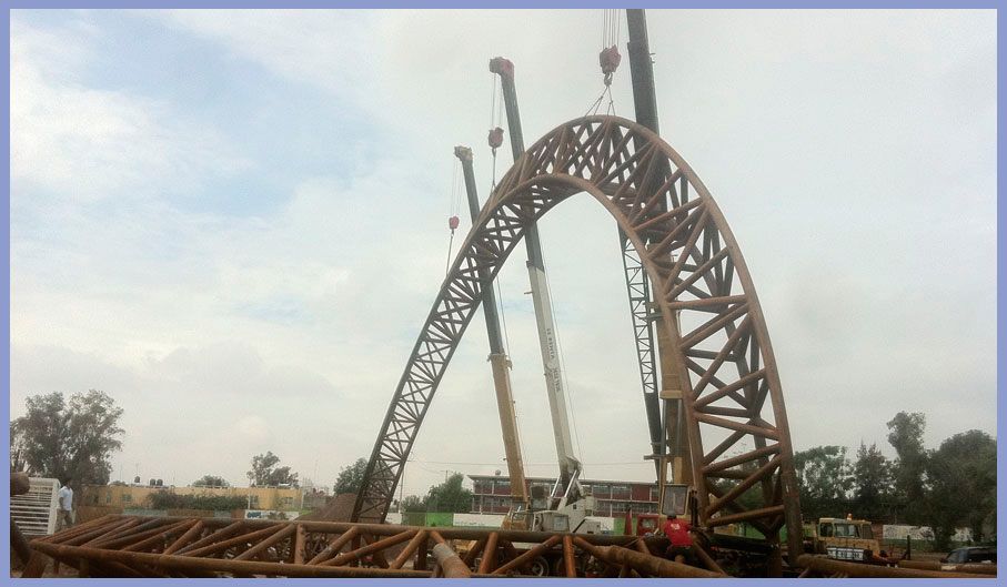 Gruas Montando en fase de contruccion concabus