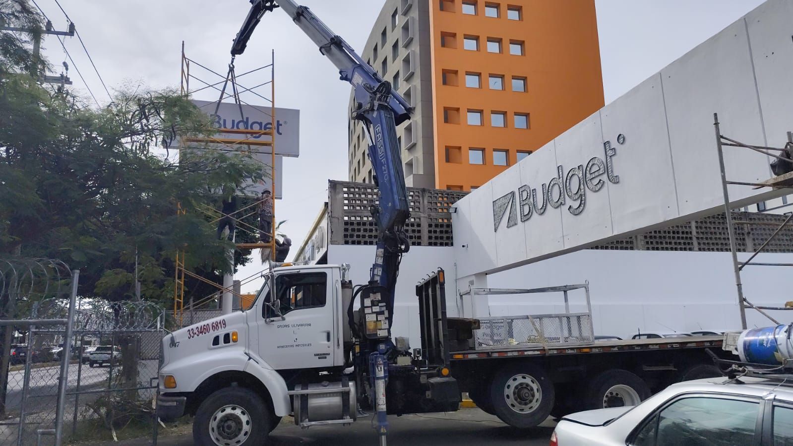 Grua Hiab colocando anuncios