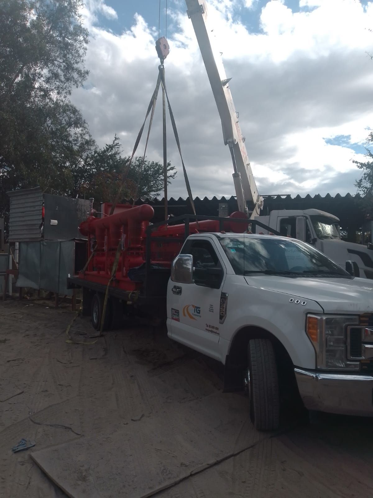 Grua titan de 14 Ton cargando