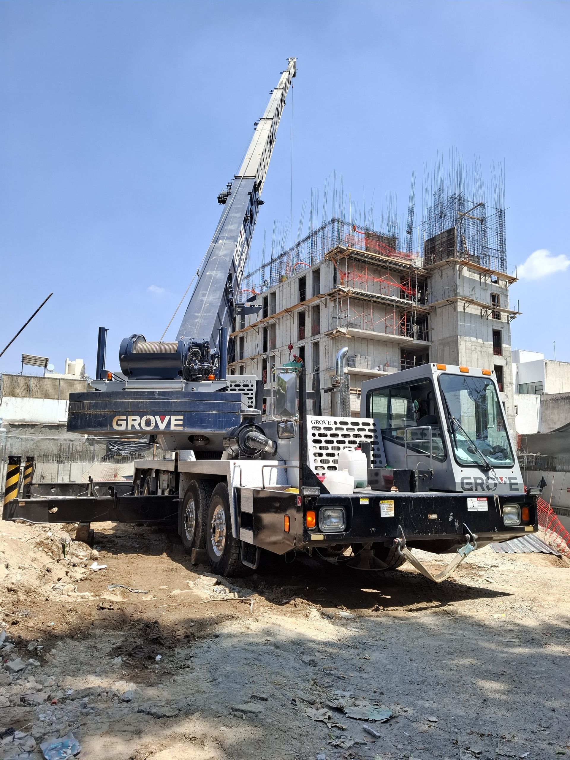 Grua de 65 Ton en Construccion