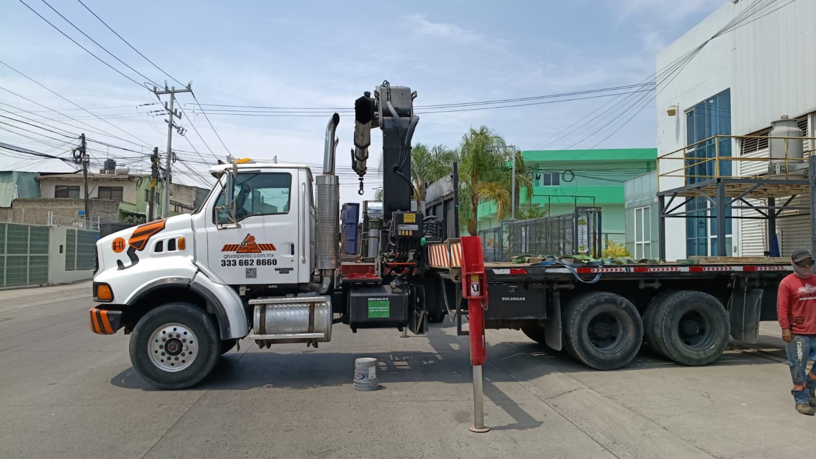 Grua Hiab descargando