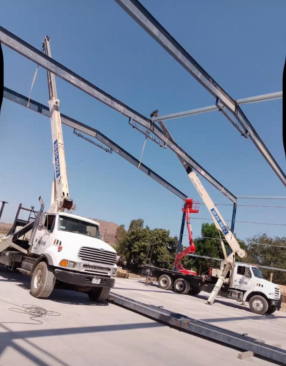 Grua cargando vigueria estructural