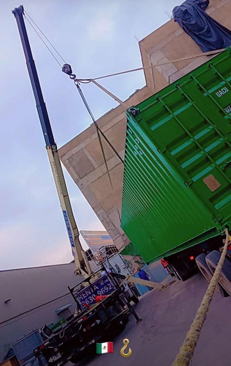 Grua Titan cargando Contenedor