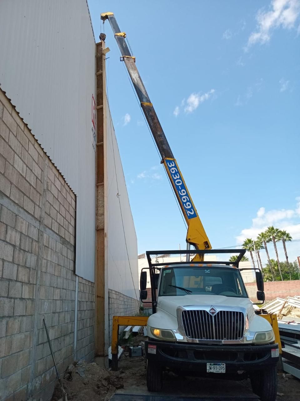Grua Soosan de 5 Ton montando estructura