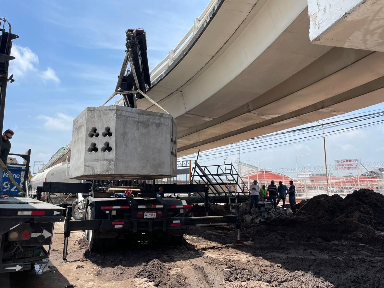 Grua Hiab cargando registro de 1.5 Ton