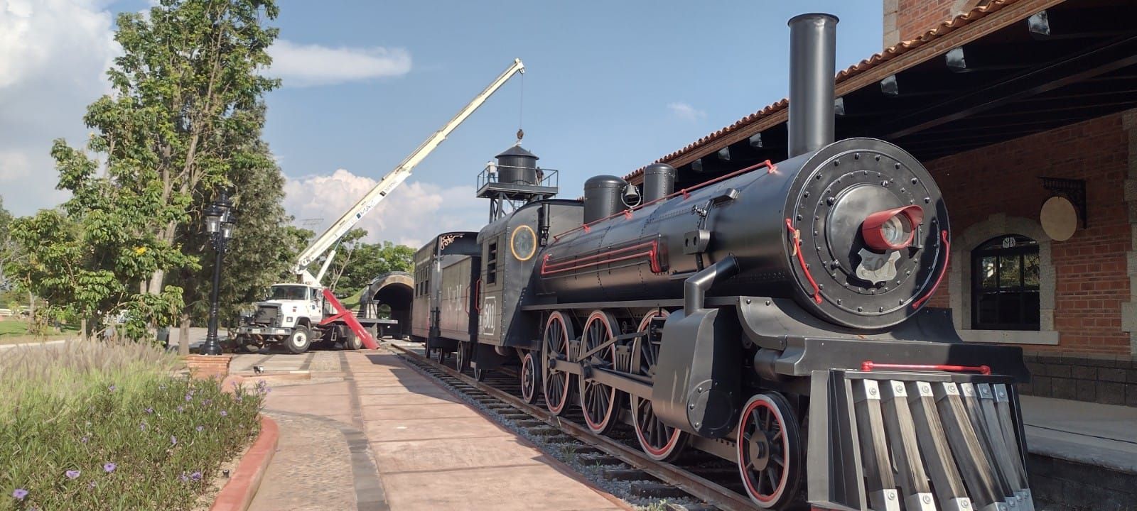 Grua Titan cargando agua en tanque de trrn