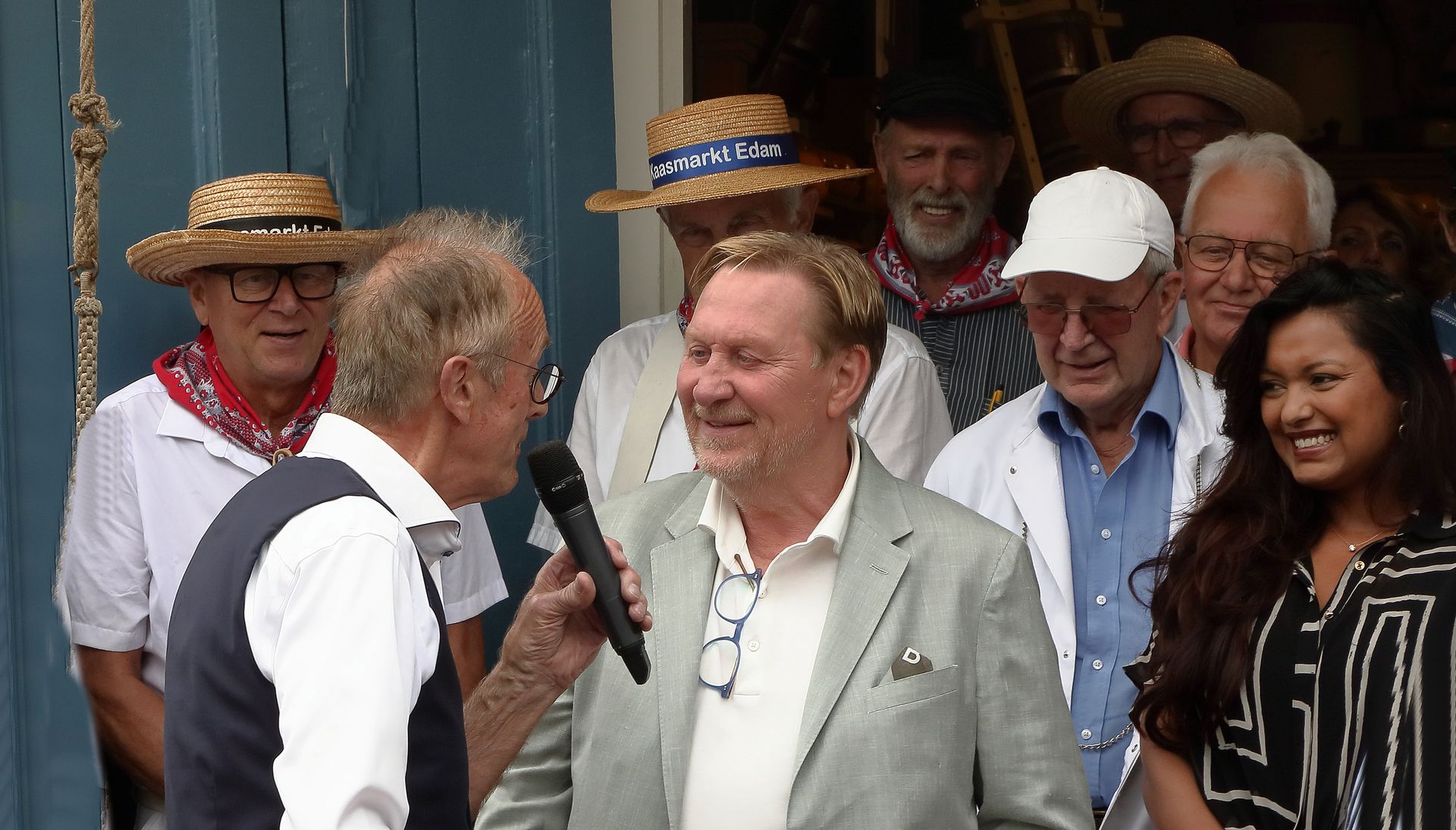 Oos Kesbeke - Augurkenkoning op de kaasmarkt in Edam - Volendam