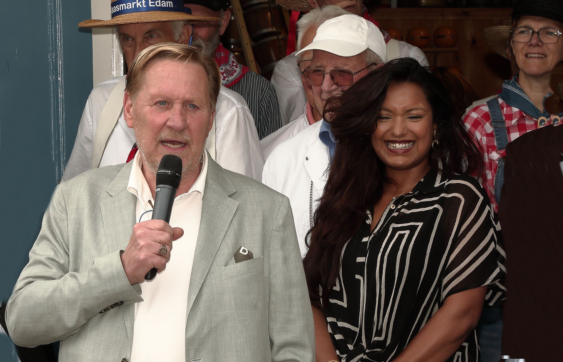 Oos Kesbeke - Augurkenkoning op de kaasmarkt in Edam - Volendam