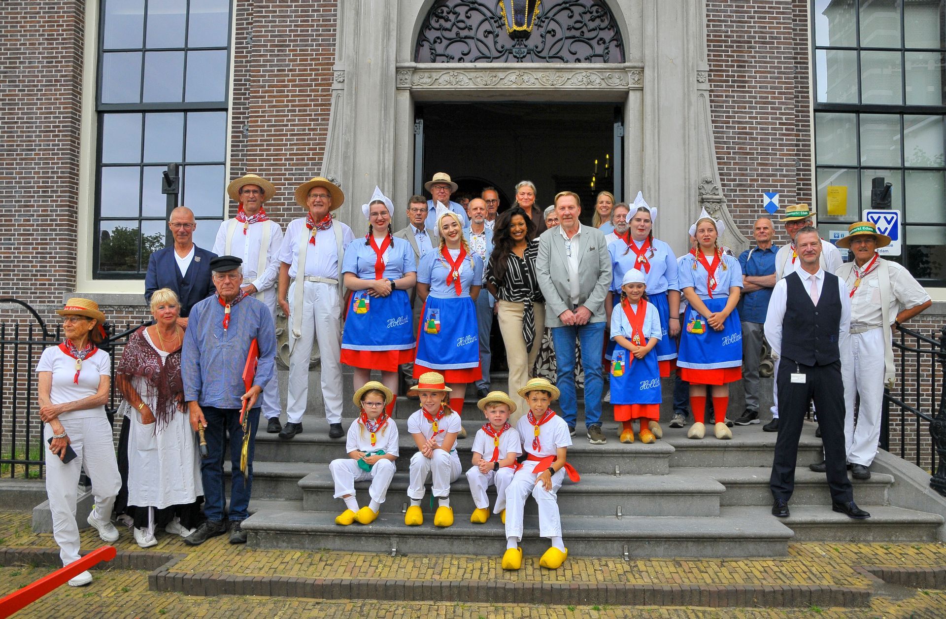 Oos Kesbeke - Augurkenkoning op de kaasmarkt in Edam - Volendam
