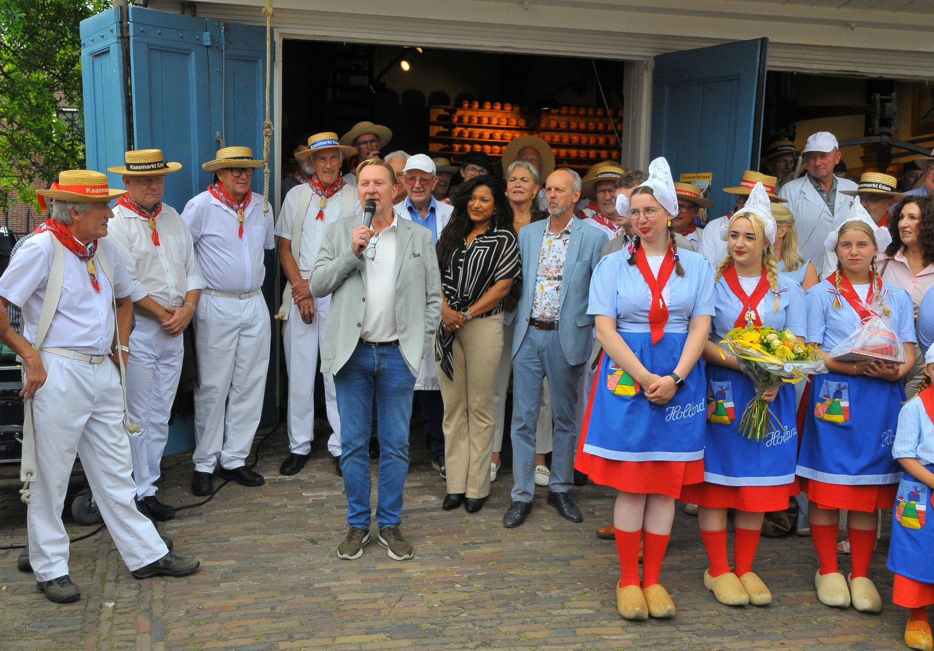 Oos Kesbeke - Augurkenkoning op de kaasmarkt in Edam - Volendam