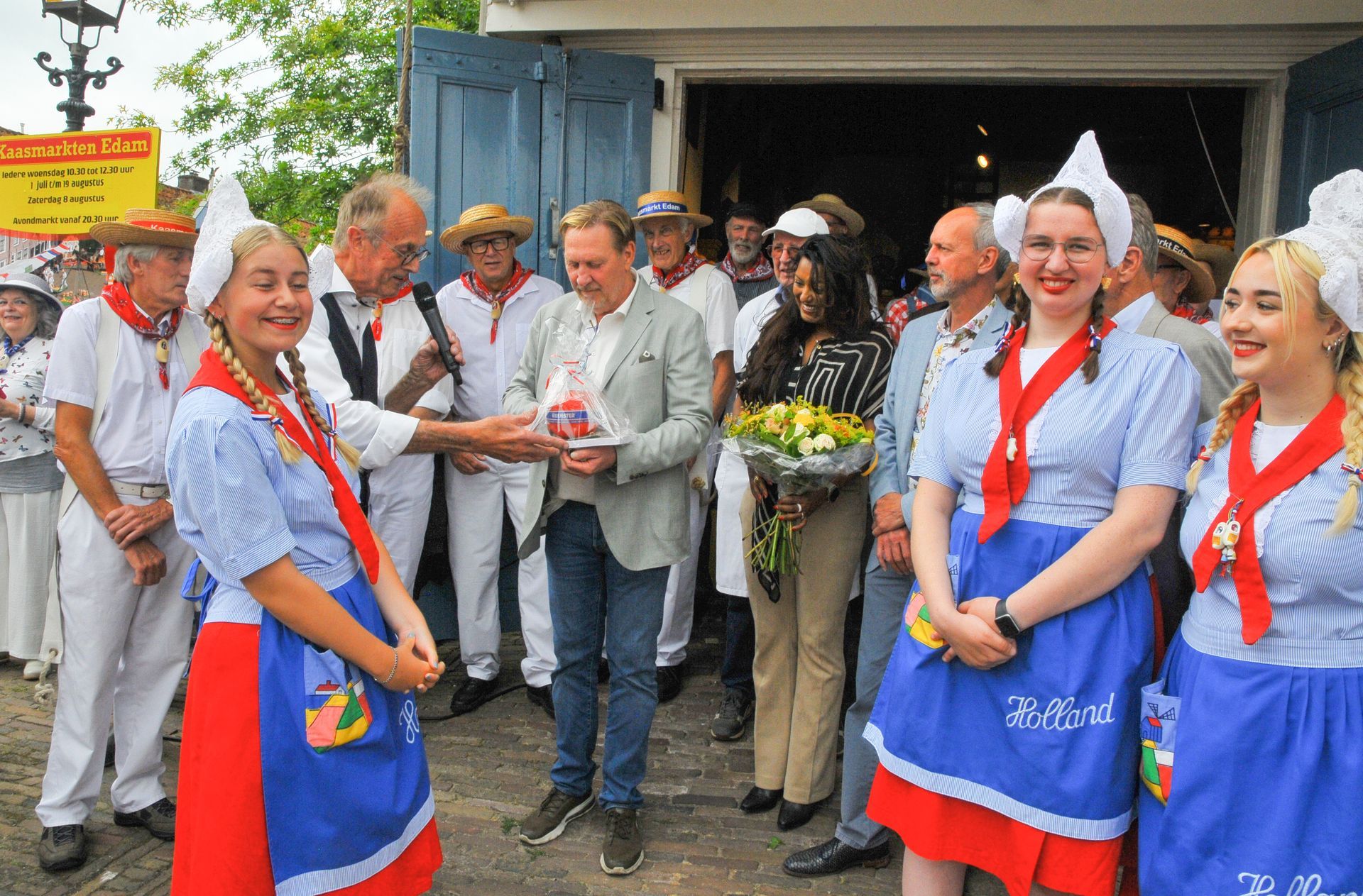 Oos Kesbeke - Augurkenkoning op de kaasmarkt in Edam - Volendam