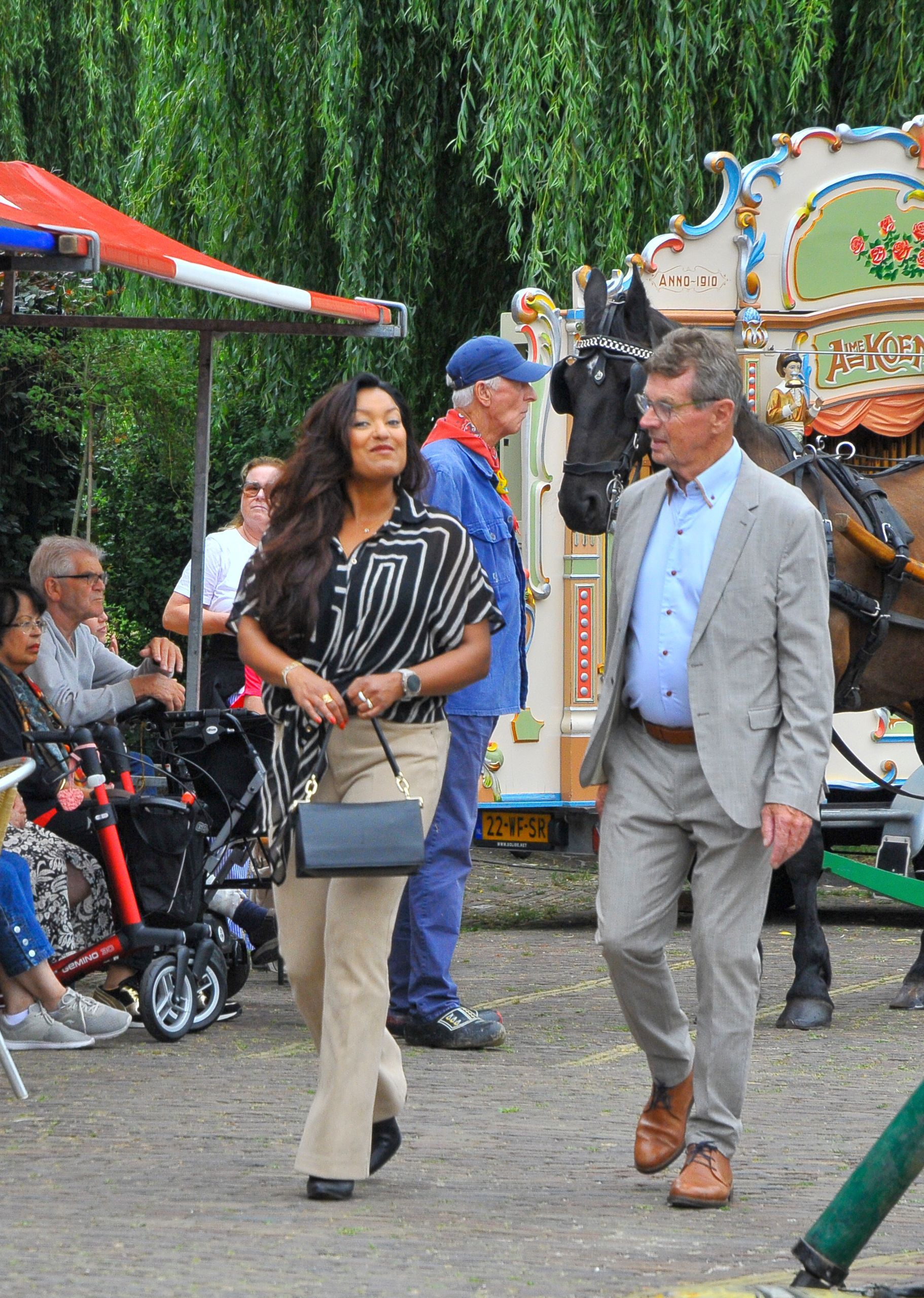 Oos Kesbeke - Augurkenkoning op de kaasmarkt in Edam - Volendam