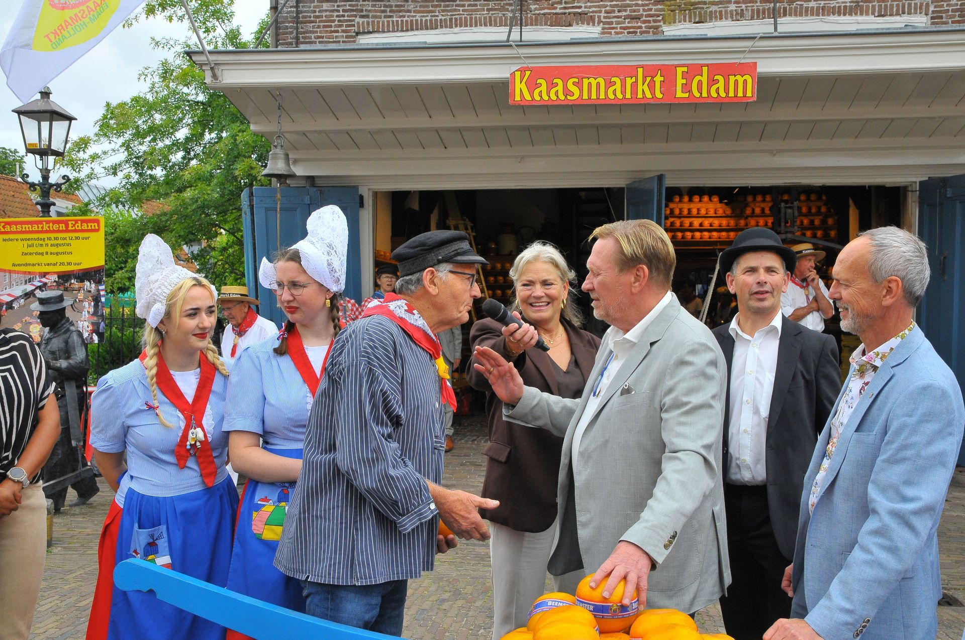 Oos Kesbeke - Augurkenkoning op de kaasmarkt in Edam - Volendam