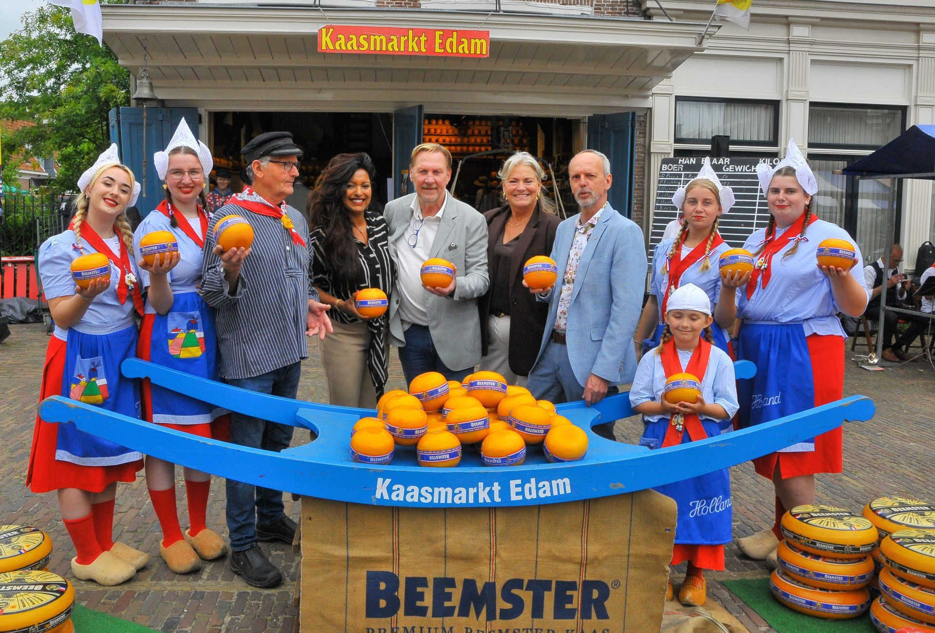 Oos Kesbeke - Augurkenkoning op de kaasmarkt in Edam - Volendam