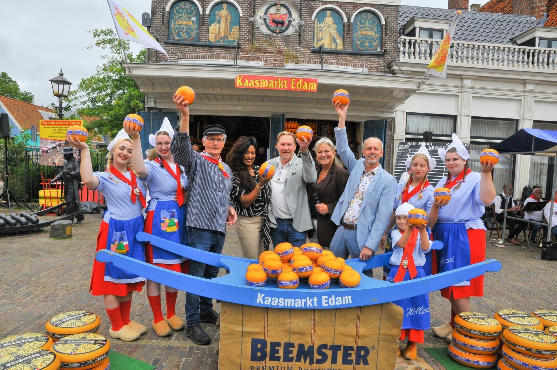 Oos Kesbeke - Augurkenkoning op de kaasmarkt in Edam - Volendam