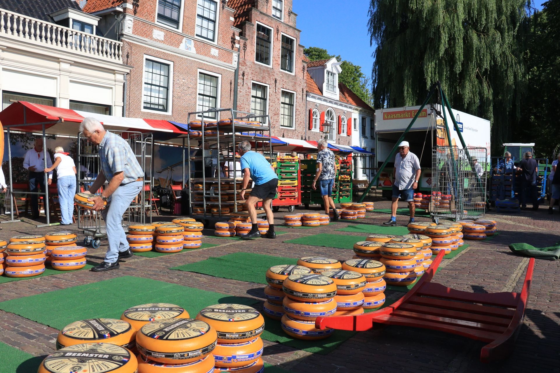 Opbouwen kaasmarkt Edam Volendam