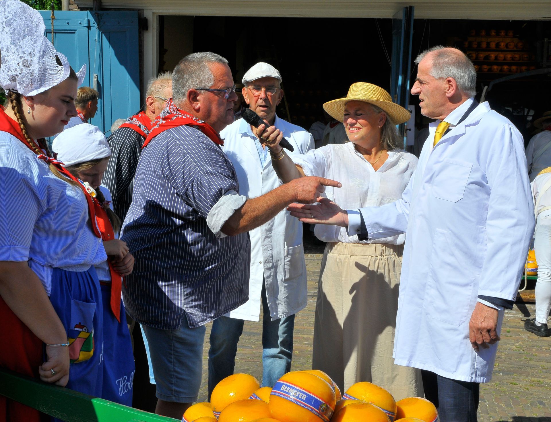 kaasmarkt 29 juli met eregast Jacques de Koning, veilingmeester van Woerden