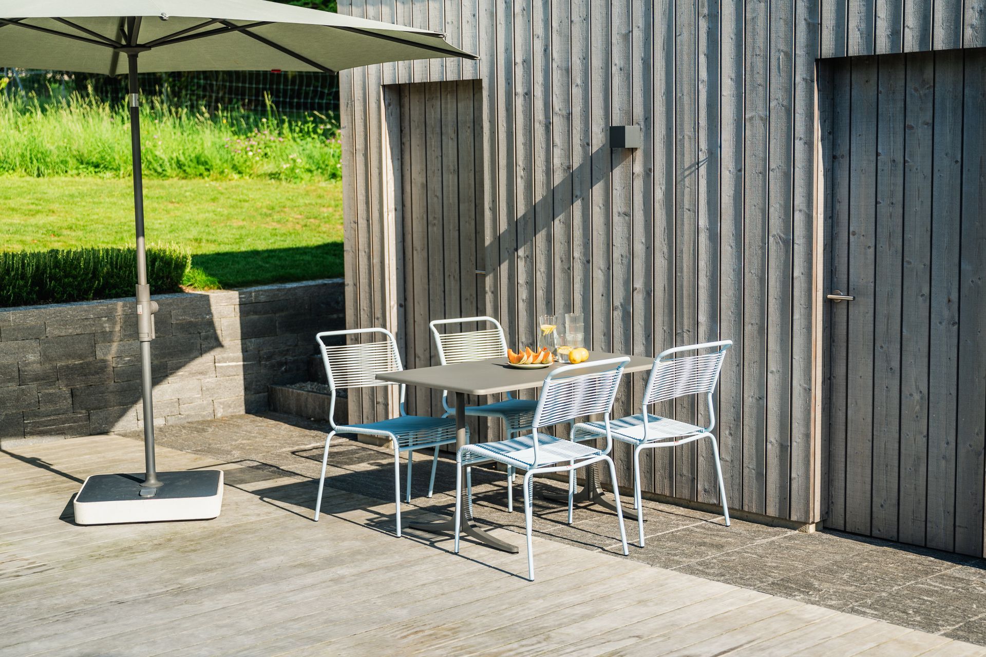 bequemer und luftiger RIGI-Spagetti-Stuhl, 
4-Fuß, Alternativ mit geschlossenen Armlehnen, stapelbar, verzinkt,
auch als Bank oder Lättli.
wir beraten gerne
#www.steinhauer.top
#designmöbel,
#gartenmöbel,