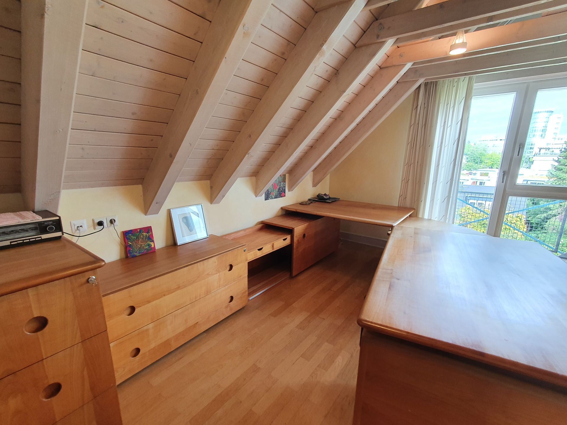 
Schreitisch - Beistellschrank 
mit unter dem Seitenschreibtisch verschiebbarer Winkelfront
3  Schubkästen, 1 Ordnerfach, + obere Ablageebene
218 x 48 x ~65 cm
passend zur Kombination