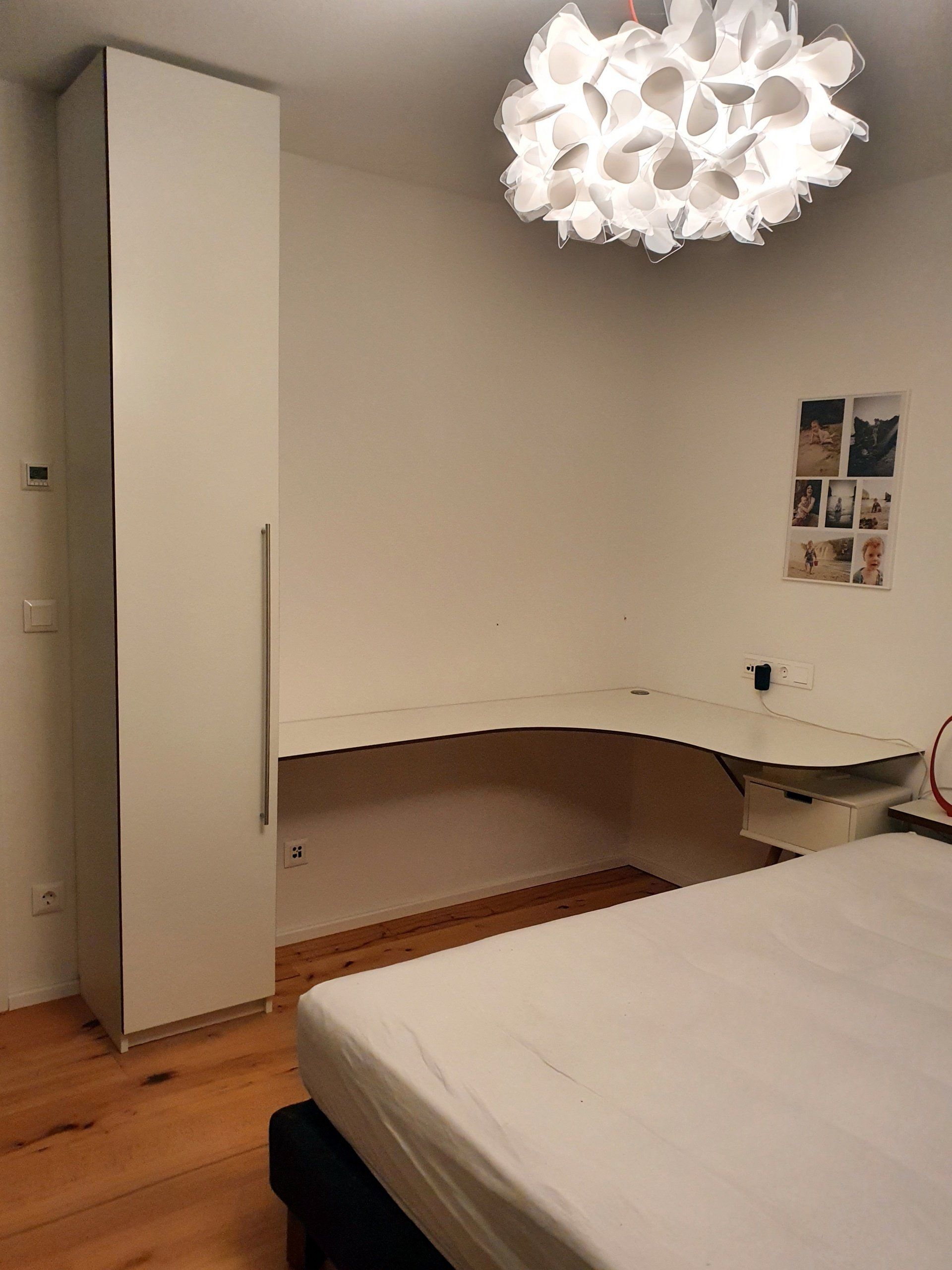    #eleganter Home-Office-Arbeitsplatz, oder
    #Sideboard
#mit Glasplatte geschweift,
    #Sonderanfertigung,
    #Nutzung und
    Größe je nach Platzbedarf,
    #freie Material-Farb-Wahl,
#steinhauer.top
