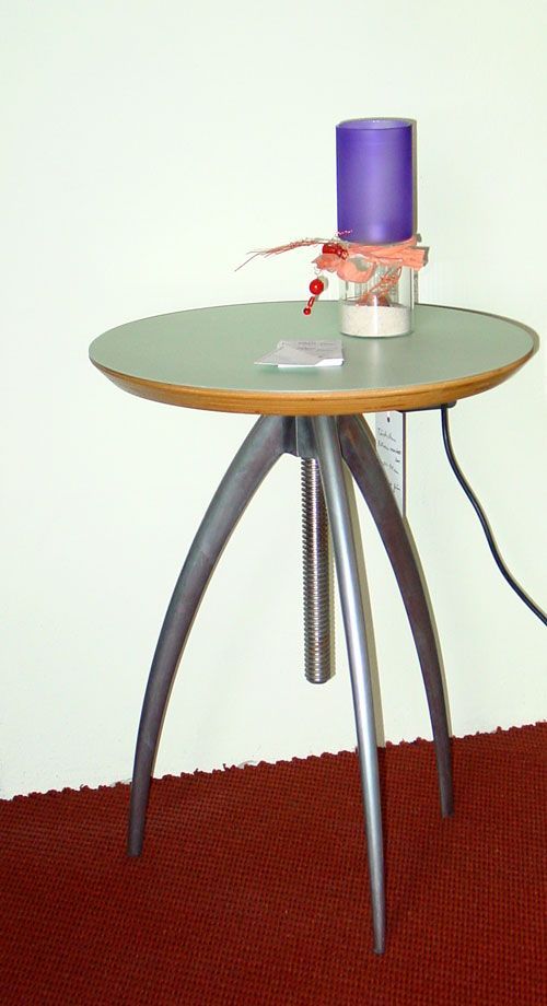 #höhenverstellbarer Tisch / Hocker
Platte: Multiplex,
hellgrau laminat-beschichtet.
Gestell: Aluguss, poliert,
40 cm D, 51 - 71 cm verstellbar,
#Des.: Philippe Starck (Driade)
#Ausstellungsmodell: reduziert:
von 637,- € zu 399,- €
#steinhauer.top