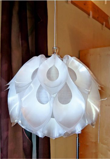 #kunstvoll applizierte #Hängeleuchte #Flora aus #antistatischen #Folienvarianten, 36 cm D, Fassung E27- 12W Filament, mit #Magnetic System zum Leuchtmittelwechsel, auch in #Gruppen (Esstisch) möglich, sowie# größere Version 50 cmD, und #anderen Ausführungen: #Gold, #Silber,# Copper und # Zinn.
#Sonderpreis: in weiß 399,- €
#design-leuchten.info, #steinhauer.top, #design-leuchten, #ausstellungsmodell,