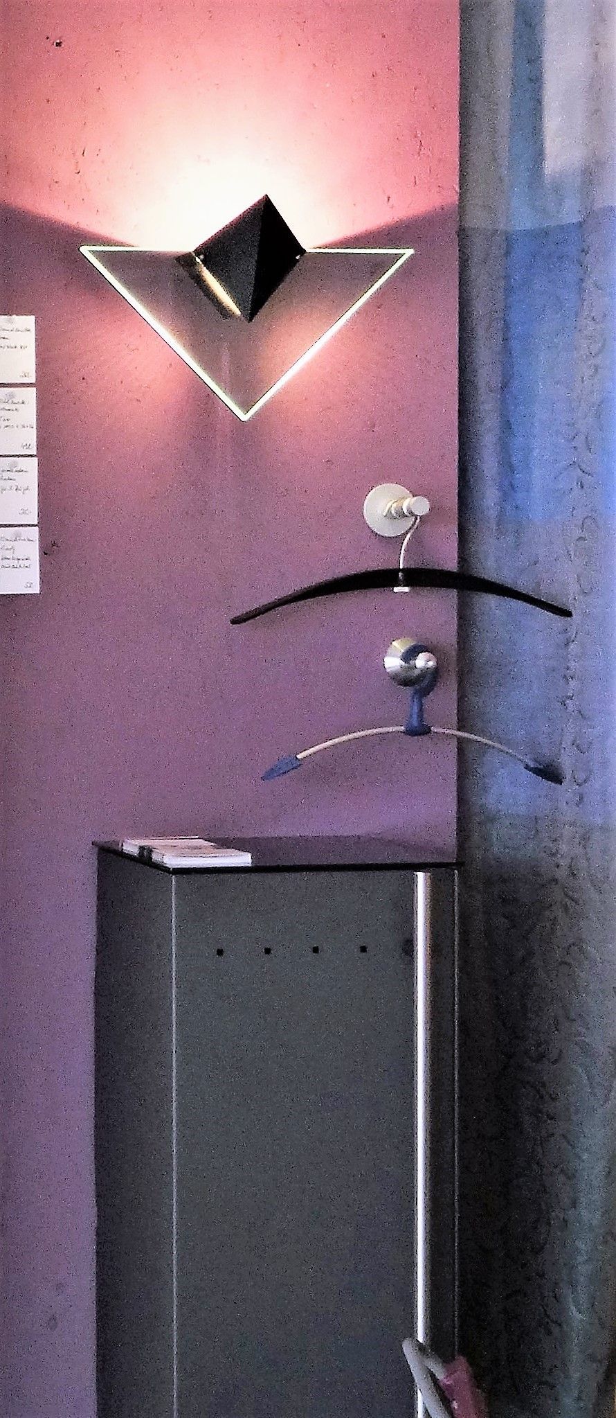 #design-#Wandleuchte #Iron, (#D-Tec)
mit lichtdurchflutetem Kristallglas 15cm,
43H x 26B x 17T cm,
Fassung: b15d, 100W, oder LED
passend zum Mehrzweckschrank #TAO, anthrazit metallic, oder Solo,
#Ausstellungs-Modell iron,
#Sonderpreis: 299,- €, #Design-leuchten.info, #Steinhauer.top, #space age, #Lichtobjekt