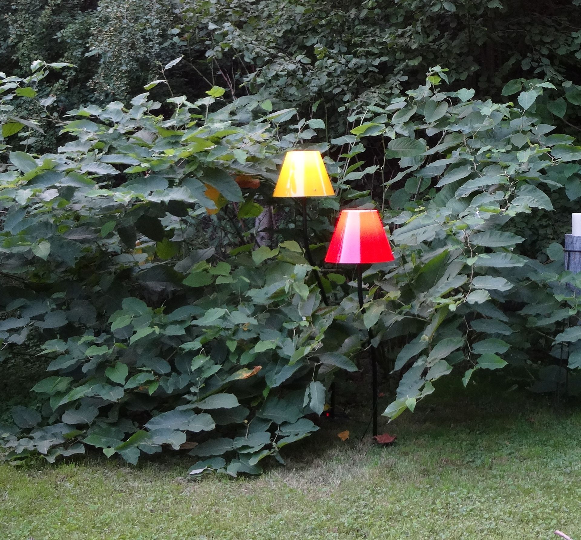 #verbiegbare #Outdoorleuchte mit PE Schirm, #verschiedene Farben: rot gelb, grün, blau und weiß, #wetterbeständig, E27 für LED, in Boden oder Hülse steckbar, #Kabelauslass über Boden mit Stecker, 180 / 220 x 40 cm, IP 44,
#Ausstellungsmodelle + neu
#Sonderpreis: a 249,- €