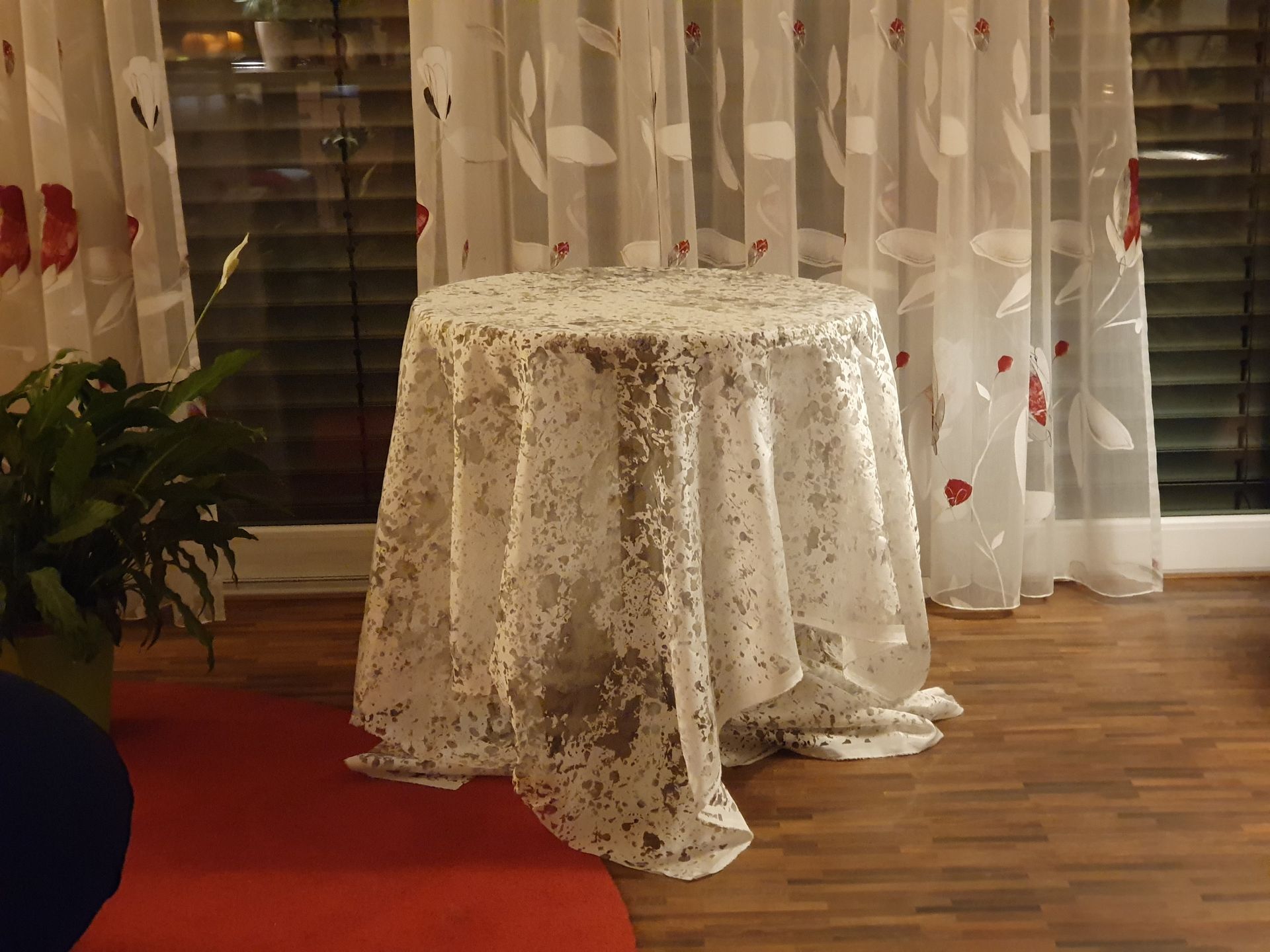 # Tischdecke: Beispiel
#aus Musterbahnen möglich
#dekorativ
#transparent
# beliebig
#unkompliziert
#steinhauer.top