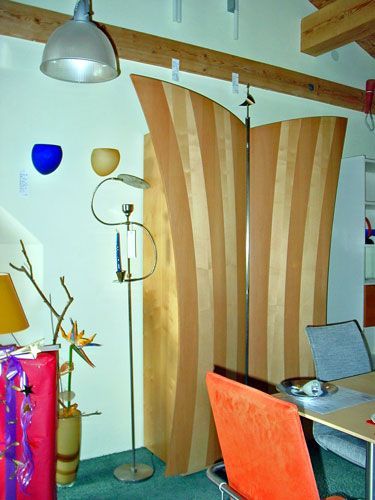 #Schmetterlingsschrank
#Fassadenschrank in Vollholz
#intarsienfurniert Ahorn / Birnbaum
#Schrankskulptur für große, hohe Räume
#in unserer Ausstellung
#steinhauer-einrichtungen.de
