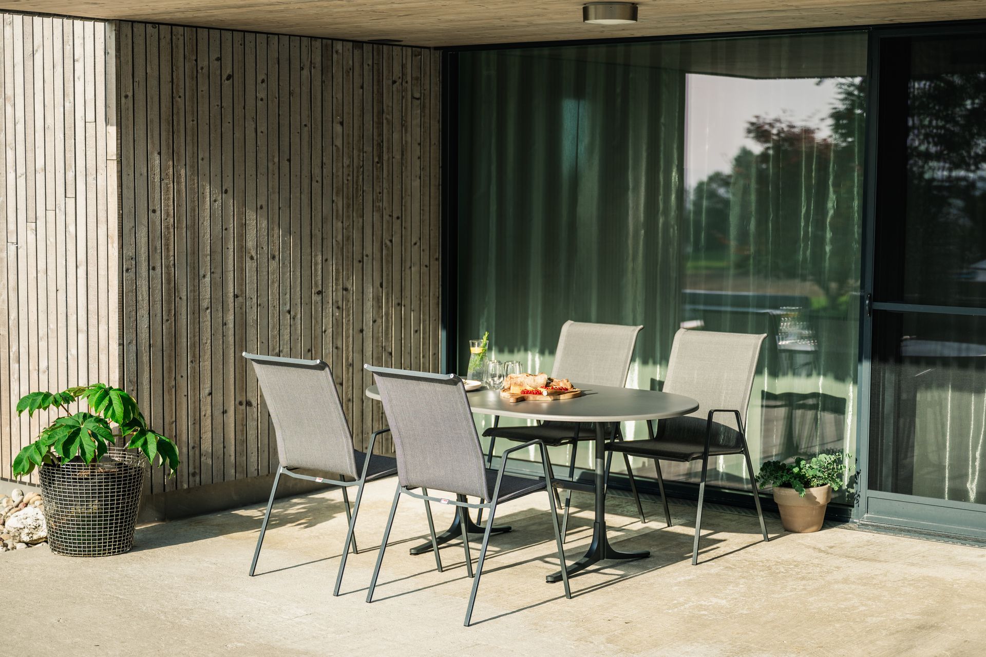 #eleganter, stapelbarer
#Armlehn-Stuhlsessel,
#Luzern
(31 Farben, beschichtet,)
Textil bespannung,
12 Farben, austauschbar,
Alternativ:  mit massiverem Gestell,
17 passende Tischvarianten
hier mit Tisch Schaffhausen
wir beraten gerne
#www.steinhauer.top
#designmöbel,
#gartenmöbel,
