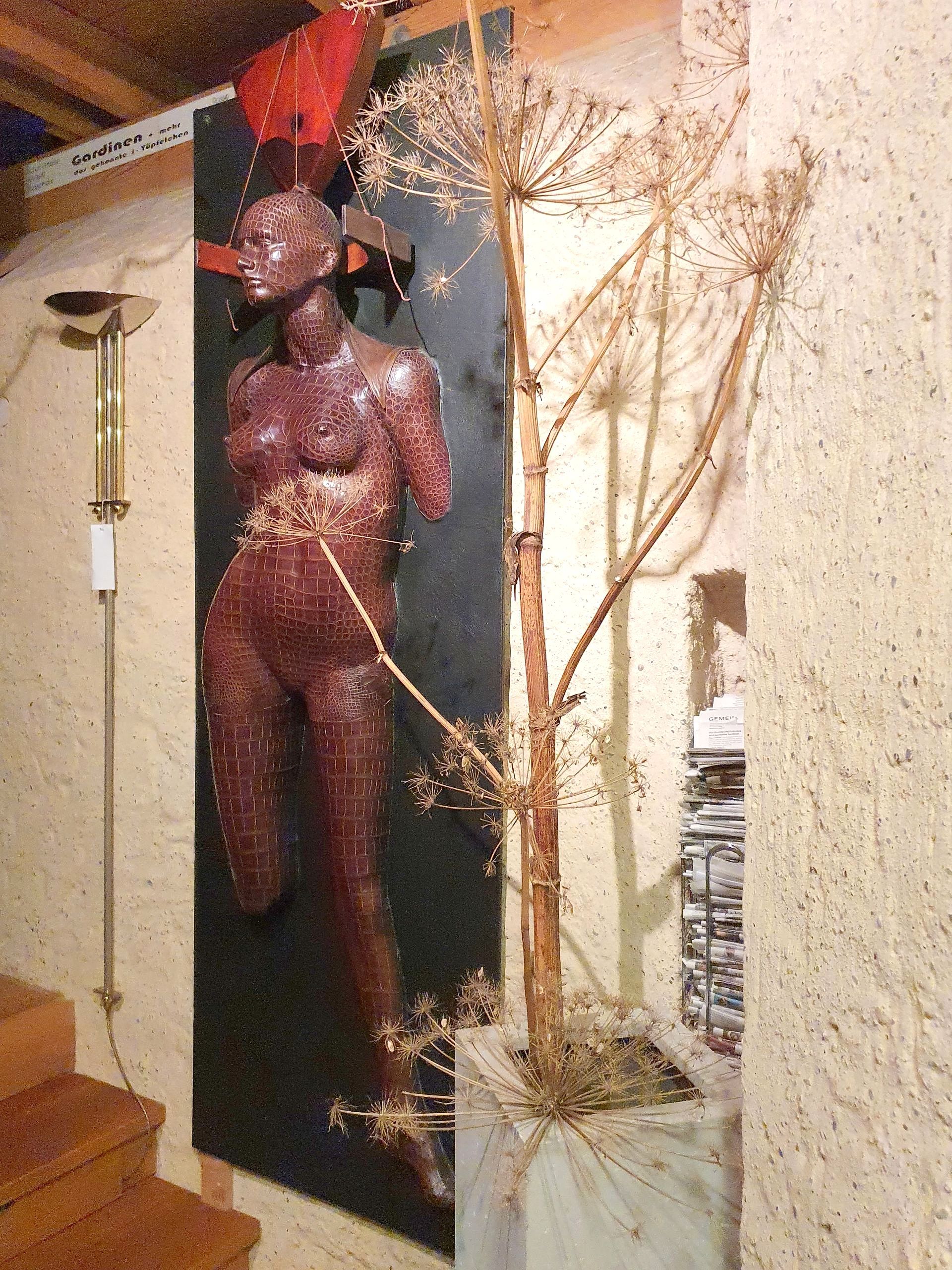 #Frauentorso aus Abgüssen Krokodilleder bezogen
wir haben diese Skulptur vom französischer Künstler .. in Paris abgeholt
Rückwand Leder kaschiert
#Sirene Exponat 18.900,- €
#steinhauer.top