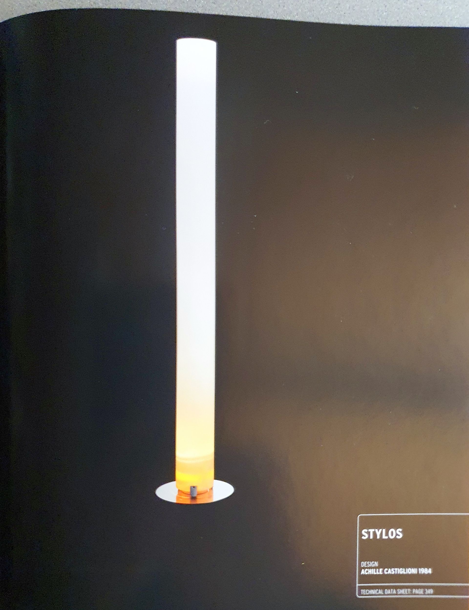 #Stylos, #Stehleuchte,# Klassiker,
200cm hoch, 17 /35 cm D,
2x E27, 105W, type HSGSA/W. X. 120W + IPAR (PAR38).
getrennt schaltbar,
Plexirohr opal,
Fab. #Flos, Design:
Achille Castiglioni 1984
#Ausstellungs-modell,
Sonderpreis: 599,- €
# steinhauer.top
