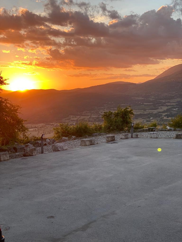 Punto panoramico di un antico borgo medievale nell'Aquilano