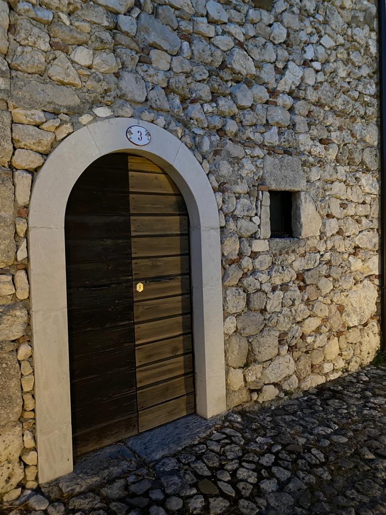 Costruzione ristrutturata di un antico borgo medievale