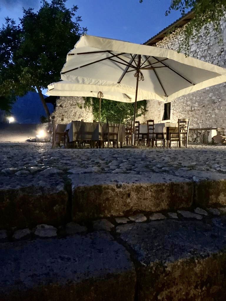 位于Massa d'Albe古镇的古堡酒店