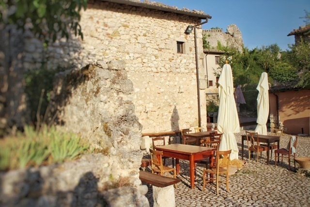 位于Massa d'Albe古镇的古堡酒店