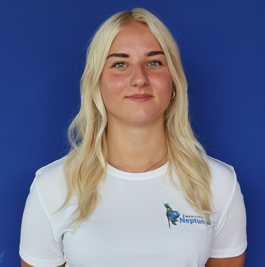 Vrouw in een wit T-shirt, staand tegen een blauwe achtergrond.