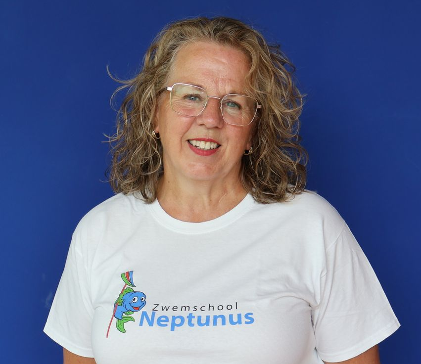 Lachende vrouw met bril, gekleed in een wit T-shirt met de tekst