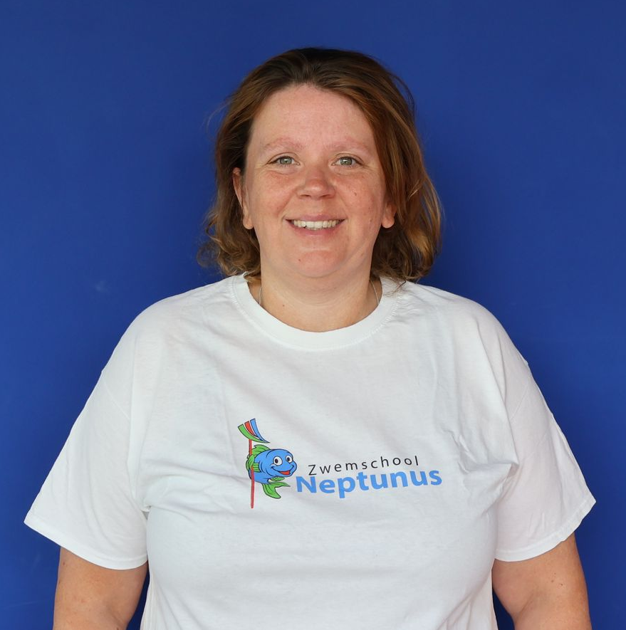 Vrouw in een wit Neptunus T-shirt lacht tegen een blauwe achtergrond.