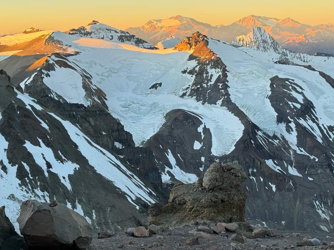 Vista campo 2 guanacos- Aconcagua